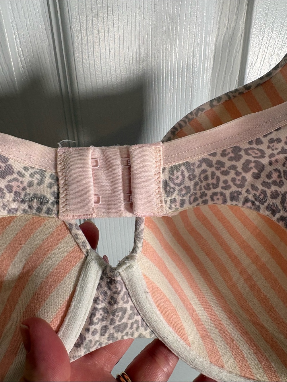 Victoria’s Secret Pink Leopard Print Underwire Bra Size 38C - Picture 6 of 9